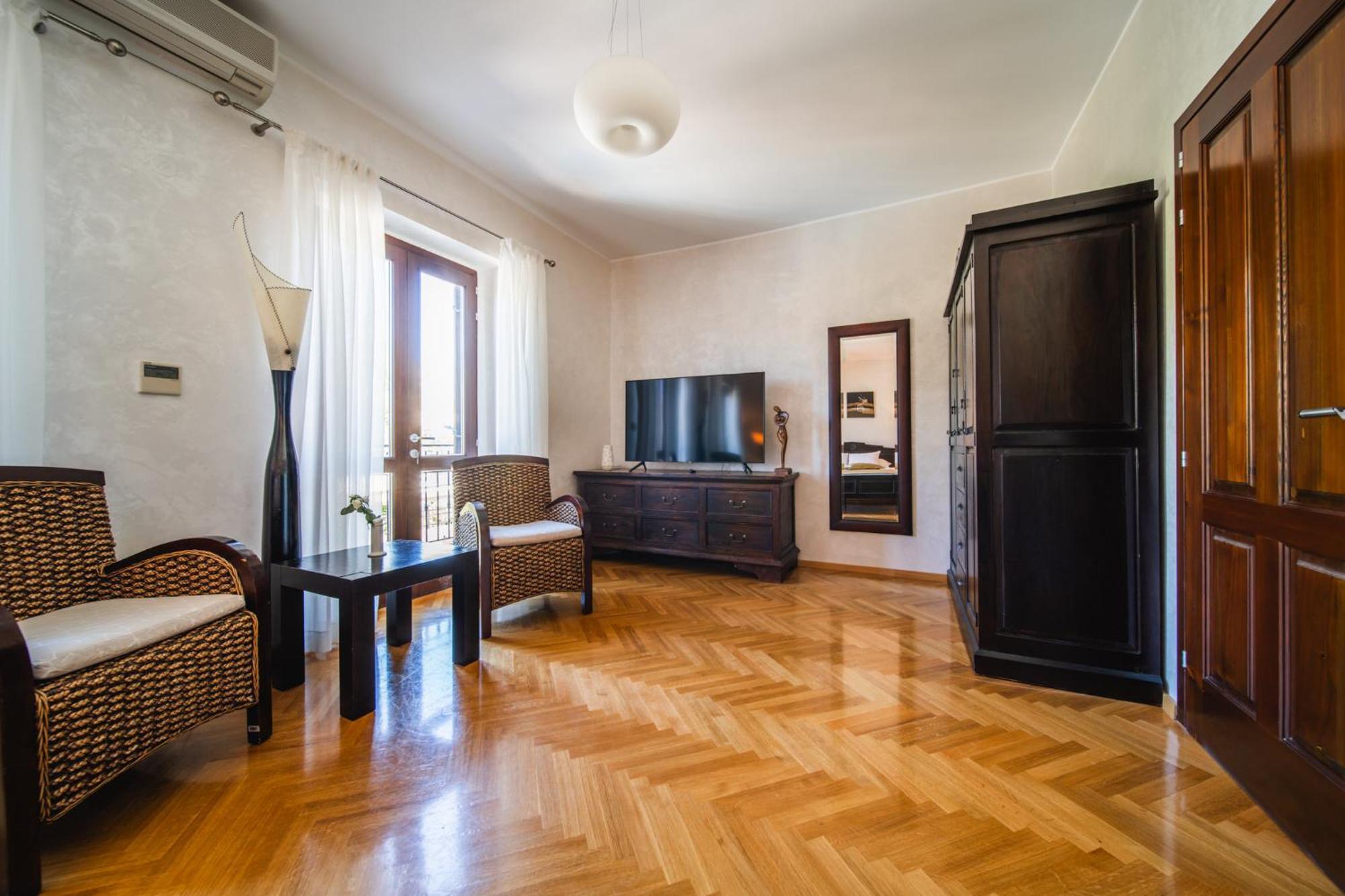 Franica Villa *