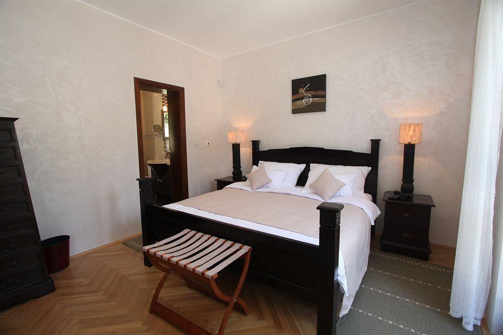 Franica Villa