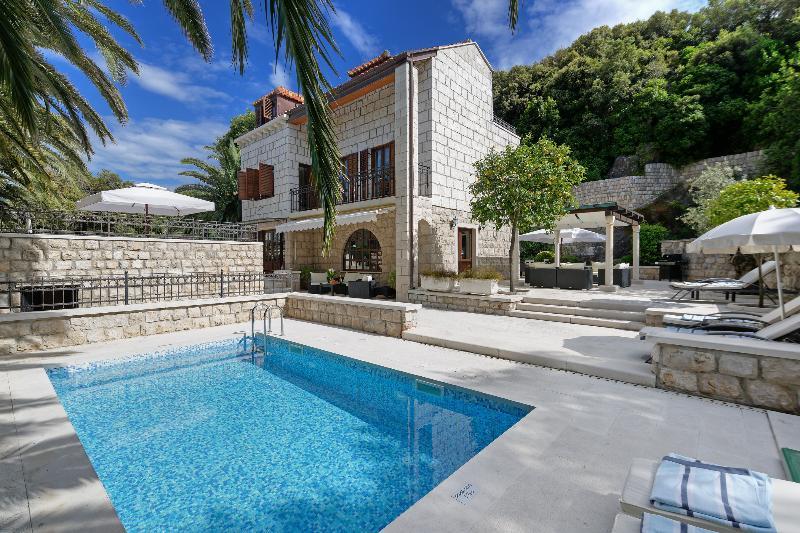 Franica Villa *