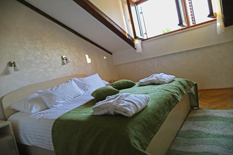 Franica Villa *